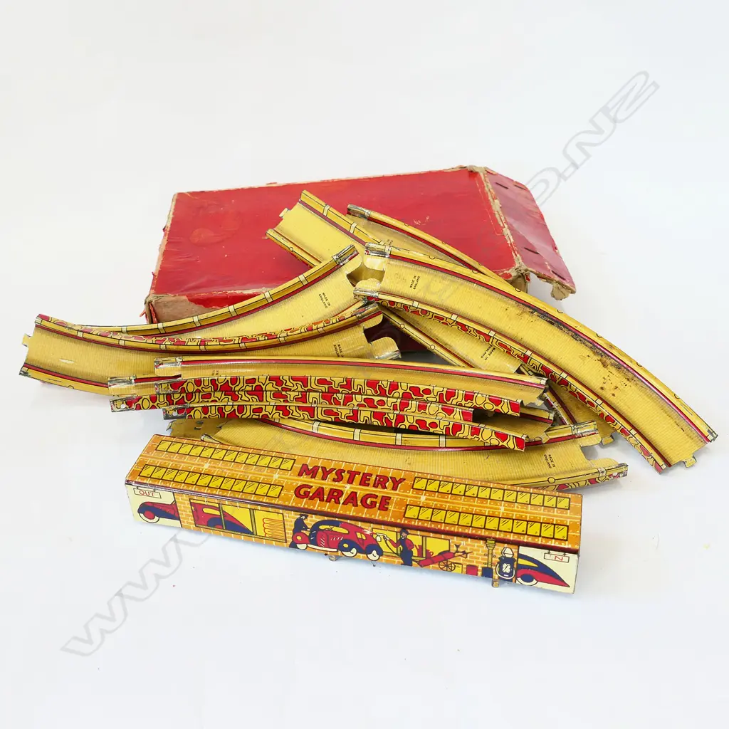 BOX OLD TIN PLATE TRAIN TRACKS & GARAGE - MADE IN ENGLAND Image 1++